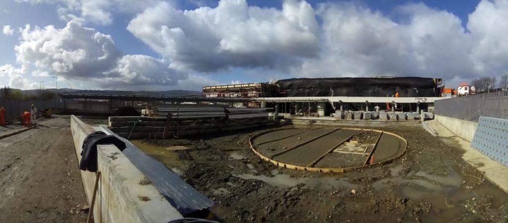 En la imagen se observan las obras exteriores de construcción de Cecrea